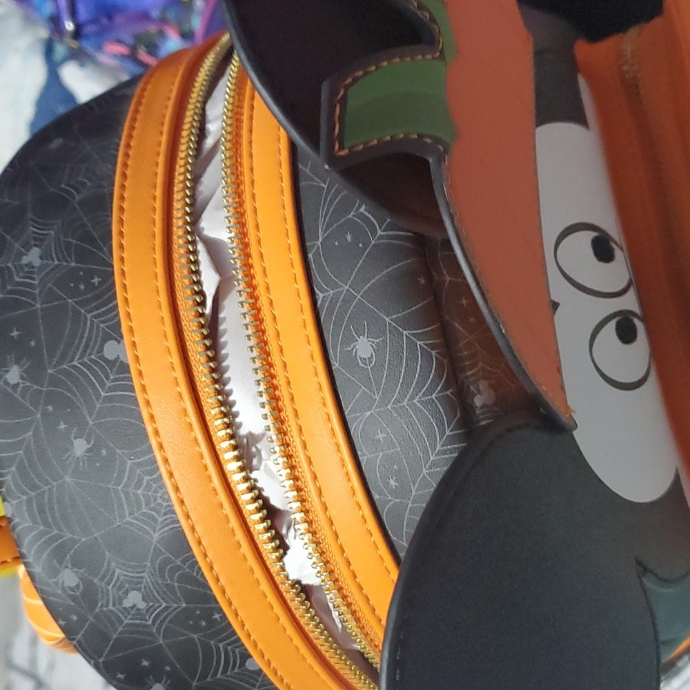 A loungefly backpack is new - Picture 4 of 4